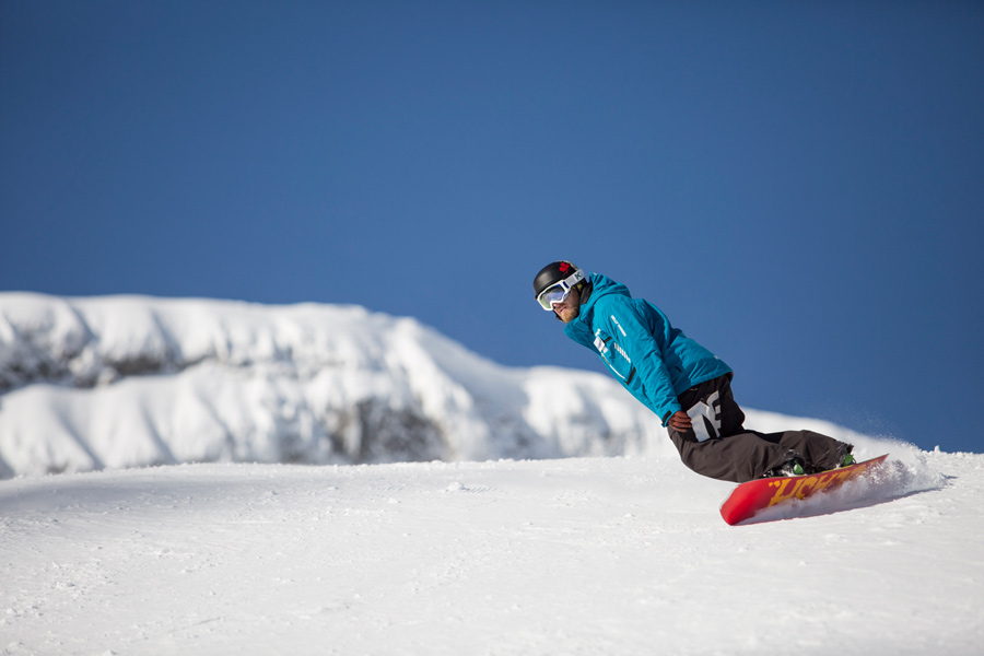 Carving is one of my favourite aspects of snowboarding. Here's a Nonstop pro showing us how...